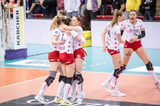 Lorena Lorber Fijok (Dresdner SC, 17) umarmt Julie Lengweiler (Dresdner SC, 07) und freut sich mit Team, Jubel, Freude GER, Allianz MTV Stuttgart - Dresdner SC, Volleyball Bundesliga, VBL, Spielzeit 2024 2025, 16.04.2025 GER, Allianz MTV Stuttgart - Dresdner SC, Volleyball Bundesliga, VBL, Spielzeit 2024 2025, 16.04.2025 Stuttgart Copyright: xSandyxDinkelackerx EP_SDR