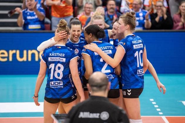 Maria Segura Pallares (Allianz MTV Stuttgart, 33) - freute sich nach gelungener Aktion mit Team GER, Allianz MTV Stuttgart - Dresdner SC, Volleyball Bundesliga, VBL, Spielzeit 2024 2025, 16.04.2025 GER, Allianz MTV Stuttgart - Dresdner SC, Volleyball Bundesliga, VBL, Spielzeit 2024 2025, 16.04.2025 Stuttgart Copyright: xSandyxDinkelackerx EP_SDR