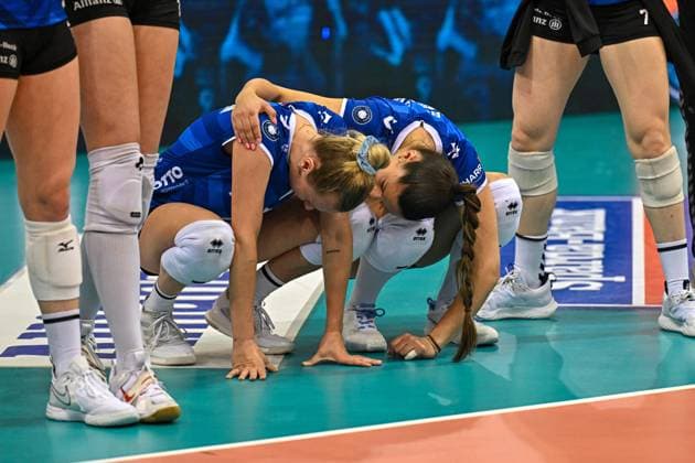 DVL Allianz MTV Stuttgart - Dresdner SC 16.04.2025 DVL, Volleyball, 1. Bundesliga, Damen, Saison 2024 25, Playoff, Halbfinale, Allianz MTV Stuttgart (in Blau), gegen Dresdner SC (in Weiß-Rot), Antonia Stautz links mit Maria Segura palleres, Copyright: xBEAUTIFULxSPORTS TomxBlochx
