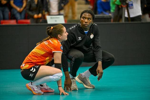 DVL Allianz MTV Stuttgart - Dresdner SC 16.04.2025 DVL, Volleyball, 1. Bundesliga, Damen, Saison 2024 25, Playoff, Halbfinale, Allianz MTV Stuttgart (in Blau), gegen Dresdner SC (in Weiß-Rot), Roosa Koskelo, Libero Stuttgart mit Krystal Rivers, Copyright: xBEAUTIFULxSPORTS TomxBlochx