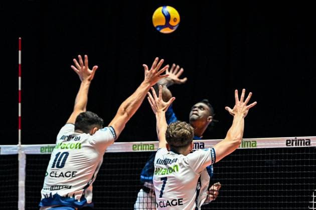 GER, VBL, VfB Friedrichshafen vs SVG Lüneburg 16.04.2025, Spacetech Arena, Friedrichshafen, GER, VBL, VfB Friedrichshafen vs SVG Lüneburg, im Bild Jose Israel Masso Alvarez (Friedrichshafen, 1) bezwingt Lorenz Karlitzek (Lueneburg, 10) und Joscha Kunstmann (Lueneburg, 7)