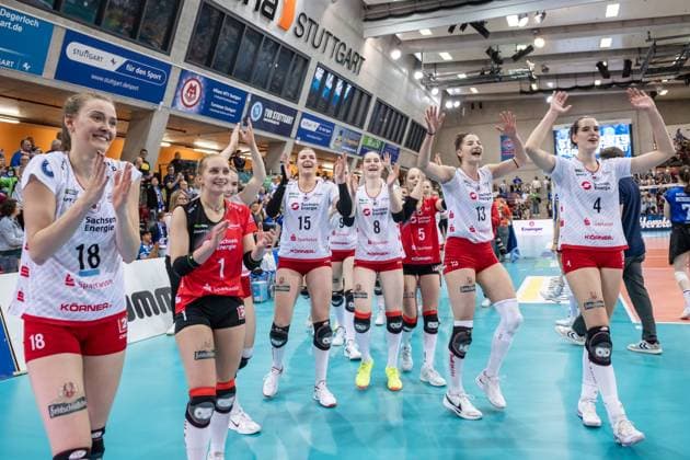Sport Bilder des Tages Sarah Straube (Dresdner SC, 18), Patricia Nestler (Dresdner SC, 01), Marta Kamelija Levinska (Dresdner SC, 15), Teresa Ziegenbalg (Dresdner SC, 08), Lotte Goertz (Dresdner SC, 05), Stamatia Kyparissi (Dresdner SC, 13), Nathalie Lemmens (Dresdner SC, 04), vl. - Jubel, Freude vl. - Jubel beim Team des Dresdner SC GER, Allianz MTV Stuttgart - Dresdner SC, Volleyball Bundesliga, VBL, Spielzeit 2024 2025, 16.04.2025 GER, Allianz MTV Stuttgart - Dresdner SC, Volleyball Bundesliga, VBL, Spielzeit 2024 2025, 16.04.2025 Stuttgart Copyright: xSandyxDinkelackerx EP_SDR