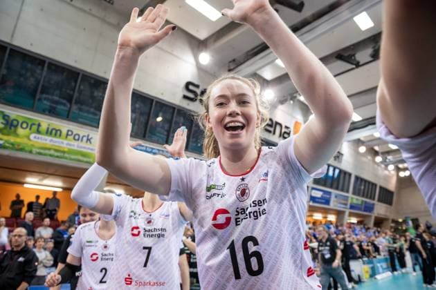 Emma Scarlett Clothier (Dresdner SC, 16) - Freude, Jubel, Lachen, sichtlich erleichtert GER, Allianz MTV Stuttgart - Dresdner SC, Volleyball Bundesliga, VBL, Spielzeit 2024 2025, 16.04.2025 GER, Allianz MTV Stuttgart - Dresdner SC, Volleyball Bundesliga, VBL, Spielzeit 2024 2025, 16.04.2025 Stuttgart Copyright: xSandyxDinkelackerx EP_SDR