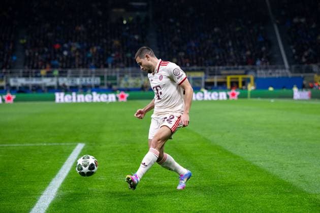 Raphael Guerreiro (FC Bayern Muenchen, 22) am Ball, ITA, Inter Mailand vs FC Bayern Muenchen, Fussball, UEFA Champions League, Viertelfinale Rueckspiel, Saison 2024 2025, 16.04.2025 ITA, Inter Mailand vs FC Bayern Muenchen, Fussball, UEFA Champions League, Viertelfinale Rueckspiel, Saison 2024 2025, 16.04.2025 Milano Copyright: xEibner-Pressefoto Memmlerx EP_MMR