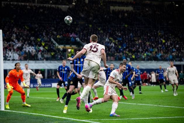 Eric Dier (FC Bayern Muenchen, 15) trifft das Tor zum 2:2 per Kopfball gegen Yann Sommer (Inter Mailand, 01), ITA, Inter Mailand vs FC Bayern Muenchen, Fussball, UEFA Champions League, Viertelfinale Rueckspiel, Saison 2024 2025, 16.04.2025 ITA, Inter Mailand vs FC Bayern Muenchen, Fussball, UEFA Champions League, Viertelfinale Rueckspiel, Saison 2024 2025, 16.04.2025 Milano Copyright: xEibner-Pressefoto Memmlerx EP_MMR