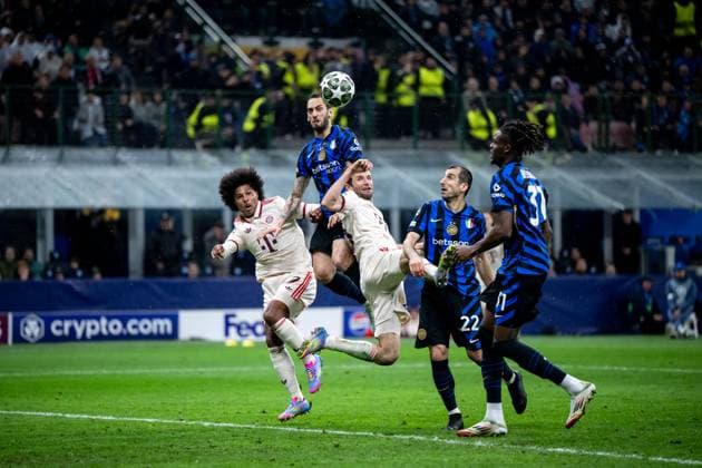 Thomas Mueller (FC Bayern Muenchen, 25), Serge Gnabry (FC Bayern Muenchen, 07) im Zweikampf mit Henrikh Mkhitaryan (Inter Mailand, 22), Yann Bisseck (Inter Mailand, 31), ITA, Inter Mailand vs FC Bayern Muenchen, Fussball, UEFA Champions League, Viertelfinale Rueckspiel, Saison 2024 2025, 16.04.2025 ITA, Inter Mailand vs FC Bayern Muenchen, Fussball, UEFA Champions League, Viertelfinale Rueckspiel, Saison 2024 2025, 16.04.2025 Milano Copyright: xEibner-Pressefoto Memmlerx EP_MMR