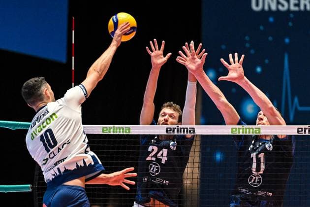 GER, VBL, VfB Friedrichshafen vs SVG Lüneburg 16.04.2025, Spacetech Arena, Friedrichshafen, GER, VBL, VfB Friedrichshafen vs SVG Lüneburg, im Bild Lorenz Karlitzek (Lueneburg, 10), Wessel Keemink (Friedrichshafen, 24), Marcus Böhme Boehme (Friedrichshafen, 11)