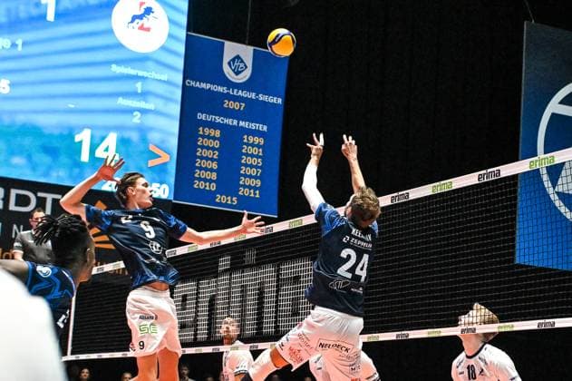GER, VBL, VfB Friedrichshafen vs SVG Lüneburg 16.04.2025, Spacetech Arena, Friedrichshafen, GER, VBL, VfB Friedrichshafen vs SVG Lüneburg, im Bild Severi Savonsalmi (Friedrichshafen, 9), Wessel Keemink (Friedrichshafen, 24)