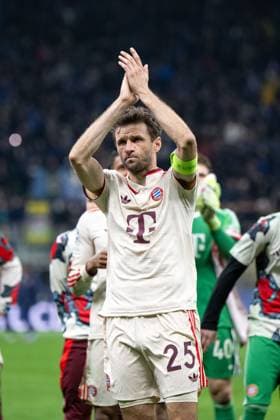 Thomas Mueller (FC Bayern Muenchen, 25) und Team ist enttauescht ueber das 2:2 Unentschieden und Ausscheiden aus der Champions League und bedankt sich bei den mitgereisten Fans, ITA, Inter Mailand vs FC Bayern Muenchen, Fussball, UEFA Champions League, Viertelfinale Rueckspiel, Saison 2024 2025, 16.04.2025 ITA, Inter Mailand vs FC Bayern Muenchen, Fussball, UEFA Champions League, Viertelfinale Rueckspiel, Saison 2024 2025, 16.04.2025 Milano Copyright: xEibner-Pressefoto Memmlerx EP_MMR