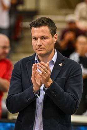 DVL Allianz MTV Stuttgart - Dresdner SC 16.04.2025 DVL, Volleyball, 1. Bundesliga, Damen, Saison 2024 25, Playoff, Halbfinale, Allianz MTV Stuttgart (in Blau), gegen Dresdner SC (in Weiß-Rot), NIco Helwerth, Präsident MTV Stuttgart, Copyright: xBEAUTIFULxSPORTS TomxBlochx