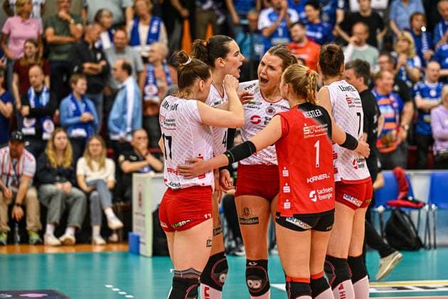 DVL Allianz MTV Stuttgart - Dresdner SC 16.04.2025 DVL, Volleyball, 1. Bundesliga, Damen, Saison 2024 25, Playoff, Halbfinale, Allianz MTV Stuttgart (in Blau), gegen Dresdner SC (in Weiß-Rot), Marta Levinska, jubelt mit ihrem Team, Copyright: xBEAUTIFULxSPORTS TomxBlochx
