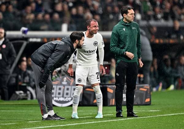 17.04.2025, xfux, Fussball UEFA Europa League, Eintracht Frankfurt - Tottenham Hotspur v.l. Mario Götze Goetze (Eintracht Frankfurt) receive an injury, bursied, harried, hurt, injured, injury, trauma, disappointed, crestfallen, verletzt, Verletzung (DFL DFB REGULATIONS PROHIBIT ANY USE OF PHOTOGRAPHS as IMAGE SEQUENCES and or QUASI-VIDEO) Frankfurt am Main