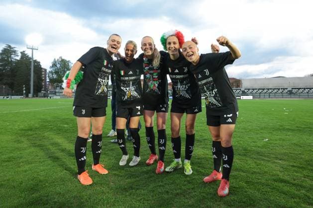 Biella, Italy, 18th April 2025. Scandinavian players Mathilde Harviken, Emma Kullberg, Amalie Jorgensen Vangsgaard, Emma Godo and Hanna Bennison of Juventus celebrate the club™s 6th league title following the Juventus Women vs AC Milan Women Serie A Femminile match at Stadio Vittorio Pozzo, Biella. Picture credit should read: Jonathan Moscrop Sportimage EDITORIAL USE ONLY. No use with unauthorised audio, video, data, fixture lists, club league logos or live services. Online in-match use limited to 120 images, no video emulation. No use in betting, games or single club league player publications. SPI_025_JM_JUVE_MILAN_FEMM_ SPI-3835-0025