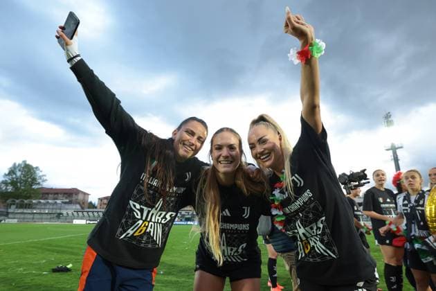 Biella, Italy, 18th April 2025. Lysianne Proulx, Abigail Brighton and Alisha Lehmann of Juventus celebrate the club™s 6th league title following the Juventus Women vs AC Milan Women Serie A Femminile match at Stadio Vittorio Pozzo, Biella. Picture credit should read: Jonathan Moscrop Sportimage EDITORIAL USE ONLY. No use with unauthorised audio, video, data, fixture lists, club league logos or live services. Online in-match use limited to 120 images, no video emulation. No use in betting, games or single club league player publications. SPI_035_JM_JUVE_MILAN_FEMM_ SPI-3835-0035