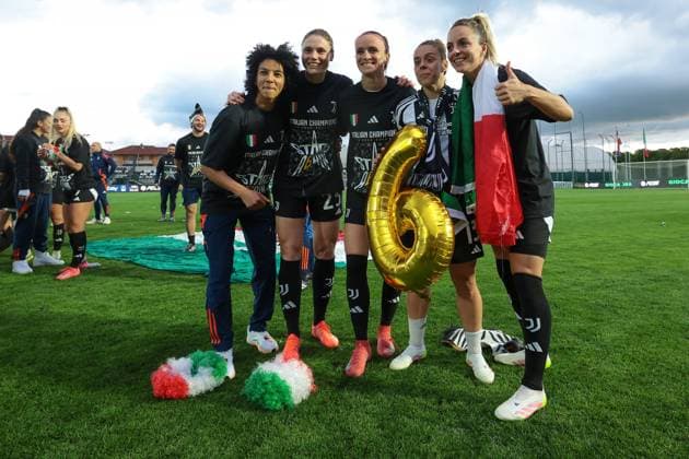Biella, Italy, 18th April 2025. Original team memebers and six time winners Sara Gama, Cecilia Salvai, Barbara Bonansea, Lisa Boattin and Martina Rosucci of Juventus celebrate the club™s 6th league title following the Juventus Women vs AC Milan Women Serie A Femminile match at Stadio Vittorio Pozzo, Biella. Picture credit should read: Jonathan Moscrop Sportimage EDITORIAL USE ONLY. No use with unauthorised audio, video, data, fixture lists, club league logos or live services. Online in-match use limited to 120 images, no video emulation. No use in betting, games or single club league player publications. SPI_059_JM_JUVE_MILAN_FEMM_ SPI-3835-0059