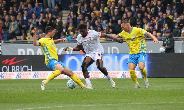 Eintracht BS vs 1. FC Kaiserslautern Braunschweig, 19.04.2025, Fußball, Saison 24 25, 2. Bundesliga, 30. Spieltag, Eintracht Braunschweig vs 1. FC Kaiserslautern, Bild zeigt: Jannis Nikolaou (BTSV, 4), Ragnar Ache (FCK, 9), Sven Köhler (BTSV, 27) Braunschweig