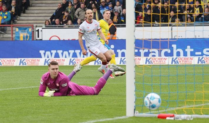 Eintracht BS vs 1. FC Kaiserslautern Braunschweig, 19.04.2025, Fußball, Saison 24 25, 2. Bundesliga, 30. Spieltag, Eintracht Braunschweig vs 1. FC Kaiserslautern, Bild zeigt: Lino Tempelmann (BTSV, 20) erzielt in dieser Szene das Tor zum 1:0 für Braunschweig, Julian Krahl (FCK, 1) kommt nicht merh an den Ball Braunschweig