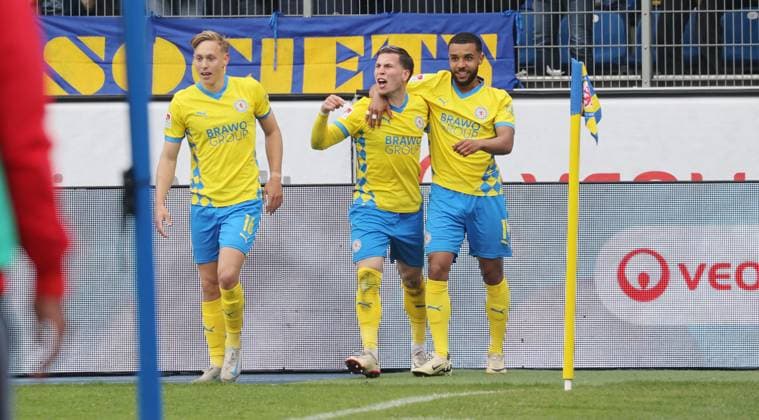 Eintracht BS vs 1. FC Kaiserslautern Braunschweig, 19.04.2025, Fußball, Saison 24 25, 2. Bundesliga, 30. Spieltag, Eintracht Braunschweig vs 1. FC Kaiserslautern, Bild zeigt: Jubel über das Tor zum 1:0 für Braunschweig durch Lino Tempelmann (BTSV, 20) mit Julian Baas (BTSV, 16) und Leon Bell Bell (BTSV, 19) Braunschweig