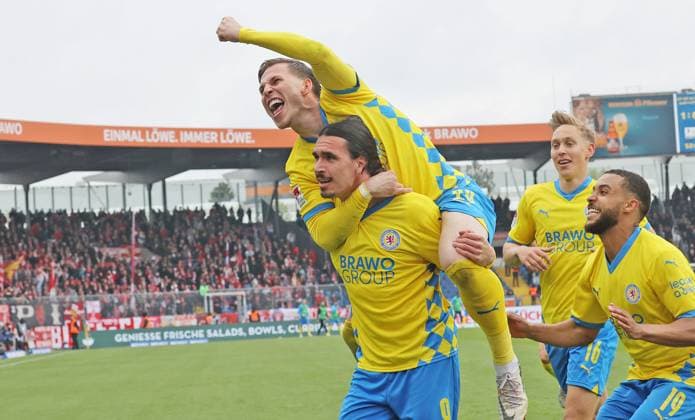 Eintracht BS vs 1. FC Kaiserslautern Braunschweig, 19.04.2025, Fußball, Saison 24 25, 2. Bundesliga, 30. Spieltag, Eintracht Braunschweig vs 1. FC Kaiserslautern, Bild zeigt: Jubel über das Tor zum 2:0 für Braunschweig durch Rayan Philippe (BTSV, 9) mit Lino Tempelmann (BTSV, 20) und Leon Bell Bell (BTSV, 19) Braunschweig