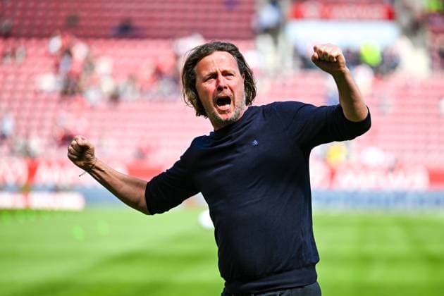 Bo Henriksen (1. FSV Mainz 05,, Trainer) jubelt zu den Fans vor dem Spiel, GER, 1. FSV Mainz 05 vs. VfL Wolfsburg Fussball, 1. Bundesliga, 30. Spieltag, Saison 2024 2025, 19.04.2025. GER, 1. FSV Mainz 05 vs. VfL Wolfsburg Fussball, 1. Bundesliga, 30. Spieltag, Saison 2024 2025, 19.04.2025. Mainz Copyright: xEibner-Pressefoto FlorianxWiegandx EP_FWD
