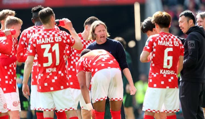 Bo Henriksen (Trainer Mainz 05) feuert die Mannschaft an 19.04.2025, Fußball, 1. Bundesliga, 1. FSV Mainz 05 - VfL Wolfsburg, 30. Spieltag, Saison 2024 25, MEWA Arena, Mainz, Deutschland, zmdz, ** DFB & DFL regulations prohibit any use of photographs as image sequences and or quasi-video. ** 1. FSV Mainz 05 - VfL Wolfsburg