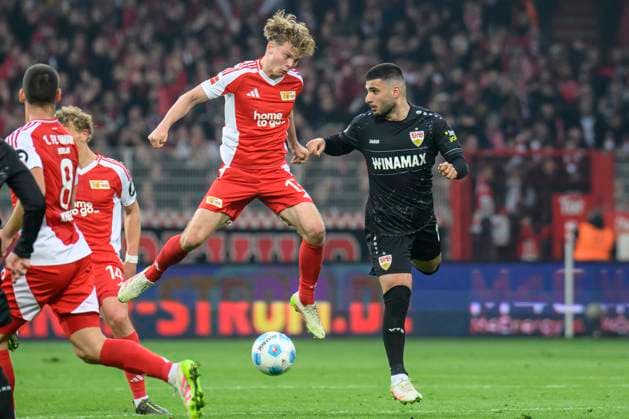 im Bild v.l.: Andras Schaefer ( 1.FC Union Berlin, 13), Ermedin Demirovic (VfB Stuttgart, 09), Zweikampf, Action, Kampf, kaempft um den Ball, GER, Berlin, 1. FC Union Berlin vs VfB Stuttgart, 1. Bundesliga, Fussball, DFB, Spielzeit 2024 2025, Alte Foersterei, . Spieltag, DFB DFL REGULATIONS PROHIBIT ANY USE OF PHOTOGRAPHS AS IMAGE SEQUENCES AND OR QUASI-VIDEO, 19.04.2025 Copyright: HMBxMedia UwexKoch