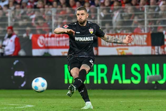 im Bild v.l.: Jeff Chabot (VfB Stuttgart, 24), Zweikampf, Action, Kampf, kaempft um den Ball, GER, Berlin, 1. FC Union Berlin vs VfB Stuttgart, 1. Bundesliga, Fussball, DFB, Spielzeit 2024 2025, Alte Foersterei, . Spieltag, DFB DFL REGULATIONS PROHIBIT ANY USE OF PHOTOGRAPHS AS IMAGE SEQUENCES AND OR QUASI-VIDEO, 19.04.2025 Copyright: HMBxMedia UwexKoch