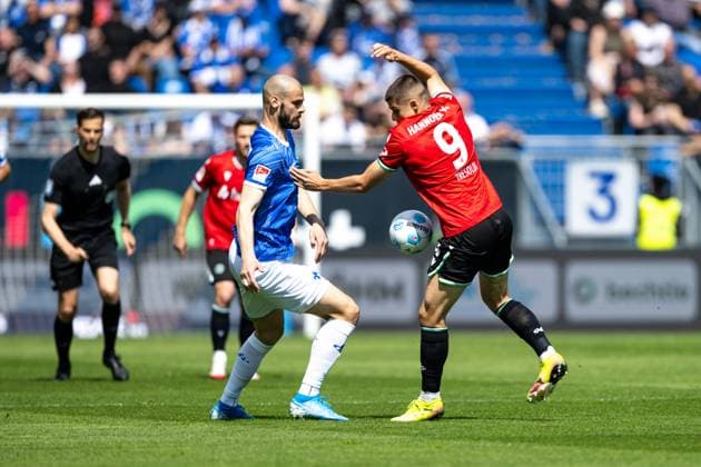 Aleksandar Vukotic (SV Darmstadt 98, 20) im Zweikampf mit Nicolo Tresoldi (Hannover 96, 09), GER, SV Darmstadt 98 vs. Hannover 96, 2. Bundesliga, Fussball, 30. Spieltag, Saison 2024 2025, 20.04.2025. DFL REGULATIONS PROHIBIT ANY USE OF PHOTOGRAPHS as IMAGE SEQUENCES and or QUASI-VIDEO. GER, SV Darmstadt 98 vs. Hannover 96, 2. Bundesliga, Fussball, 30. Spieltag, Saison 2024 2025, 20.04.2025. Darmstadt