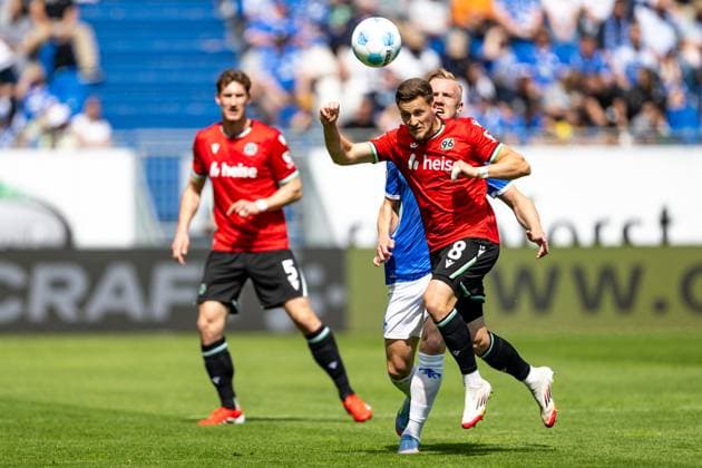 Enzo Leopold (Hannover 96, 08) beim Kopfball, dahinter Andreas Müller (SV Darmstadt 98, 16) und Phil Neumann (Hannover 96, 05), GER, SV Darmstadt 98 vs. Hannover 96, 2. Bundesliga, Fussball, 30. Spieltag, Saison 2024 2025, 20.04.2025. DFL REGULATIONS PROHIBIT ANY USE OF PHOTOGRAPHS as IMAGE SEQUENCES and or QUASI-VIDEO. GER, SV Darmstadt 98 vs. Hannover 96, 2. Bundesliga, Fussball, 30. Spieltag, Saison 2024 2025, 20.04.2025. Darmstadt