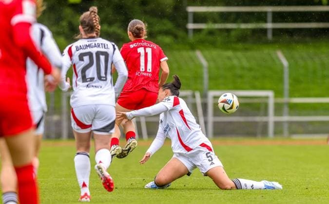 GER, Freiburg, SC Freiburg II vs FC Nürnberg, 2. Frauen Bundesliga, Fussball, DFB, Spielzeit 2024 2025, Möslestadion, 22. Spieltag, im Bild v.l.: Nora Scherer (SC Freiburg II 11), Clara Fröhlich (FC Nürnberg 5) DFB DFL REGULATIONS PROHIBIT ANY USE OF PHOTOGRAPHS AS IMAGE SEQUENCES AND OR QUASI-VIDEO, 20.04.2025, Copyright: HMBxMedia HendrikxHamelau