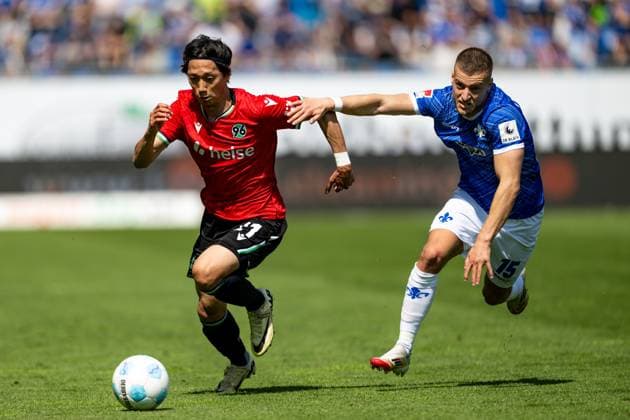 Sei Muroya (Hannover 96, 21) im Zweikampf mit Fabian Nuernberger (SV Darmstadt 98, 15), GER, SV Darmstadt 98 vs. Hannover 96, 2. Bundesliga, Fussball, 30. Spieltag, Saison 2024 2025, 20.04.2025. DFL REGULATIONS PROHIBIT ANY USE OF PHOTOGRAPHS as IMAGE SEQUENCES and or QUASI-VIDEO. GER, SV Darmstadt 98 vs. Hannover 96, 2. Bundesliga, Fussball, 30. Spieltag, Saison 2024 2025, 20.04.2025. Darmstadt