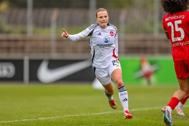 GER, Freiburg, SC Freiburg II vs FC Nürnberg, 2. Frauen Bundesliga, Fussball, DFB, Spielzeit 2024 2025, Möslestadion, 22. Spieltag, im Bild v.l.: Nastassja Lein (FC Nürnberg 24) erzielt nach Vorlage von Jacqueline Baumgärtel (FC Nürnberg 20) das Tor zum 1:0 für Nürnberg und jubelt mit dem Team DFB DFL REGULATIONS PROHIBIT ANY USE OF PHOTOGRAPHS AS IMAGE SEQUENCES AND OR QUASI-VIDEO, 20.04.2025, Copyright: HMBxMedia HendrikxHamelau