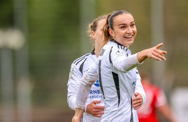 GER, Freiburg, SC Freiburg II vs FC Nürnberg, 2. Frauen Bundesliga, Fussball, DFB, Spielzeit 2024 2025, Möslestadion, 22. Spieltag, im Bild v.l.: Nastassja Lein (FC Nürnberg 24) erzielt nach Vorlage von Jacqueline Baumgärtel (FC Nürnberg 20) das Tor zum 1:0 für Nürnberg und jubelt mit dem Team, mit Medina DeÅ¡ić (FC Nürnberg 10) DFB DFL REGULATIONS PROHIBIT ANY USE OF PHOTOGRAPHS AS IMAGE SEQUENCES AND OR QUASI-VIDEO, 20.04.2025, Copyright: HMBxMedia HendrikxHamelau
