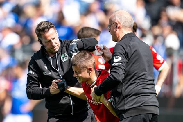 Nicolo Tresoldi (Hannover 96, 09) muss verletzt den Platz verlassen, GER, SV Darmstadt 98 vs. Hannover 96, 2. Bundesliga, Fussball, 30. Spieltag, Saison 2024 2025, 20.04.2025. DFL REGULATIONS PROHIBIT ANY USE OF PHOTOGRAPHS as IMAGE SEQUENCES and or QUASI-VIDEO. GER, SV Darmstadt 98 vs. Hannover 96, 2. Bundesliga, Fussball, 30. Spieltag, Saison 2024 2025, 20.04.2025. Darmstadt
