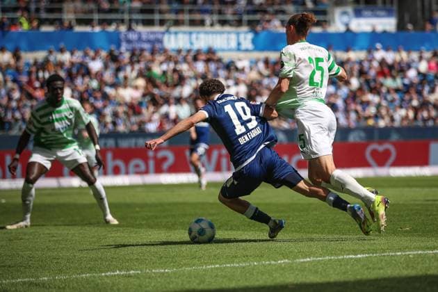 Kein Strafstoss Louey Ben Farhat (Karlsruher SC, 19) gegen Noah Loosli (SpVgg Greuther Fuerth, 25), Karlsruher SC vs. SpVgg Greuther Fuerth, 2. Bundesliga, 30. Spieltag, 2024 2025, 20.04.2025, DFL REGULATIONS PROHIBIT ANY USE OF PHOTOGRAPHS AS IMAGE SEQUENCES AND OR QUASI-VIDEO, Karlsruher SC vs. SpVgg Greuther Fuerth, 2. Bundesliga, 30. Spieltag, 2024 2025, 20.04.2025 Karlsruhe
