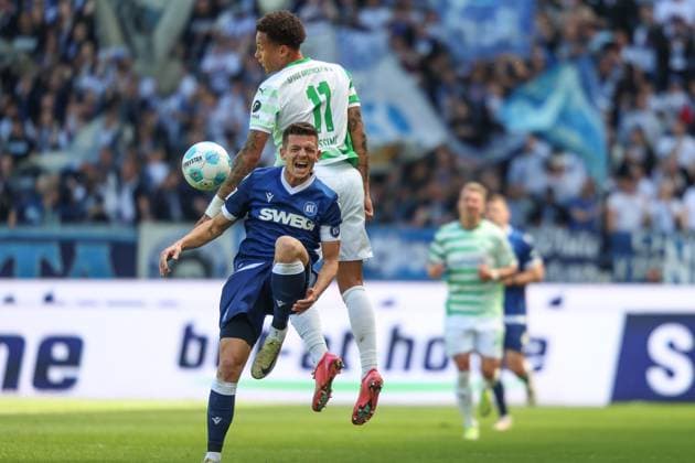 Zweikampf Roberto Massimo (SpVgg Greuther Fuerth, 11) gegen Marvin Wanitzek (Karlsruher SC, 10) mit Schmerzen, Karlsruher SC vs. SpVgg Greuther Fuerth, 2. Bundesliga, 30. Spieltag, 2024 2025, 20.04.2025, DFL REGULATIONS PROHIBIT ANY USE OF PHOTOGRAPHS AS IMAGE SEQUENCES AND OR QUASI-VIDEO, Karlsruher SC vs. SpVgg Greuther Fuerth, 2. Bundesliga, 30. Spieltag, 2024 2025, 20.04.2025 Karlsruhe