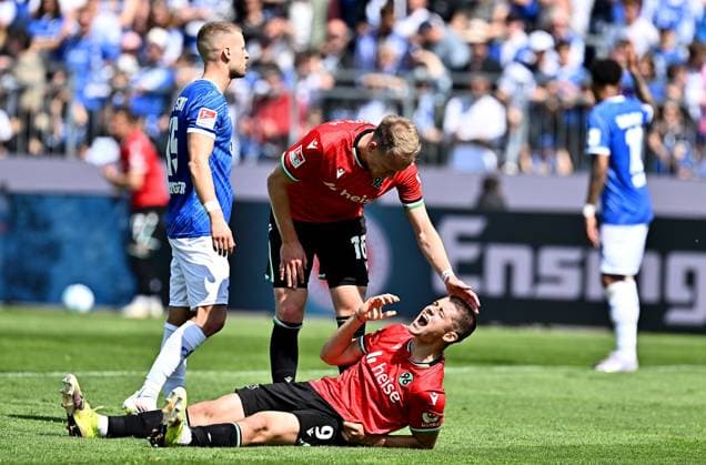 20.04.2025, xfux, Fussball 2.Bundesliga, SV Darmstadt 98 - Hannover 96 v.l. Nicola Tresoldi (Hannover 96) receive an injury, bursied, harried, hurt, injured, injury, trauma, disappointed, crestfallen, verletzt, Verletzung am Kopf Blut, blutet, rot, blood und liegt am Boden (DFL DFB REGULATIONS PROHIBIT ANY USE OF PHOTOGRAPHS as IMAGE SEQUENCES and or QUASI-VIDEO. Eine Lizenzierung dieses Bildes an und oder durch den SV Darmstadt 1898 e.V. sowie Tochterunternehmen ist nicht gestattet. No release of or sale to SV Darmstadt 1898 e.V.) Darmstadt