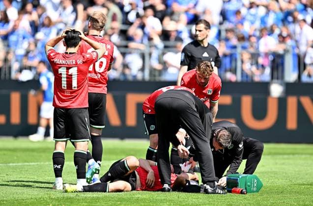 20.04.2025, xfux, Fussball 2.Bundesliga, SV Darmstadt 98 - Hannover 96 v.l. Nicola Tresoldi (Hannover 96) receive an injury, bursied, harried, hurt, injured, injury, trauma, disappointed, crestfallen, verletzt, Verletzung am Kopf Blut, blutet, rot, blood und liegt am Boden (DFL DFB REGULATIONS PROHIBIT ANY USE OF PHOTOGRAPHS as IMAGE SEQUENCES and or QUASI-VIDEO. Eine Lizenzierung dieses Bildes an und oder durch den SV Darmstadt 1898 e.V. sowie Tochterunternehmen ist nicht gestattet. No release of or sale to SV Darmstadt 1898 e.V.) Darmstadt