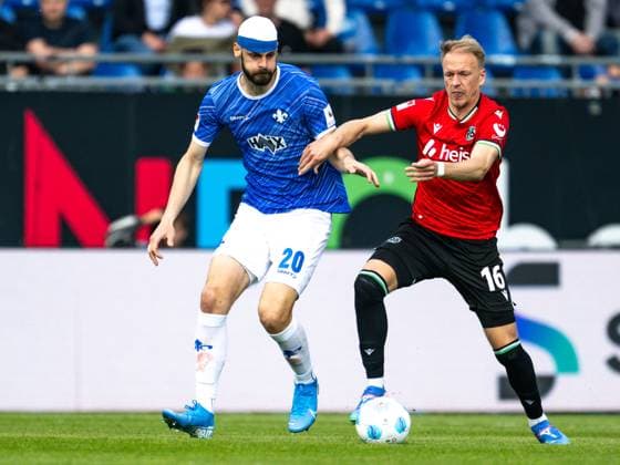 Aleksandar Vukotic (SV Darmstadt 98, 20) im Zweikampf mit Havard Nielsen (Hannover 96, 16), GER, SV Darmstadt 98 vs. Hannover 96, 2. Bundesliga, Fussball, 30. Spieltag, Saison 2024 2025, 20.04.2025. DFL REGULATIONS PROHIBIT ANY USE OF PHOTOGRAPHS as IMAGE SEQUENCES and or QUASI-VIDEO. GER, SV Darmstadt 98 vs. Hannover 96, 2. Bundesliga, Fussball, 30. Spieltag, Saison 2024 2025, 20.04.2025. Darmstadt