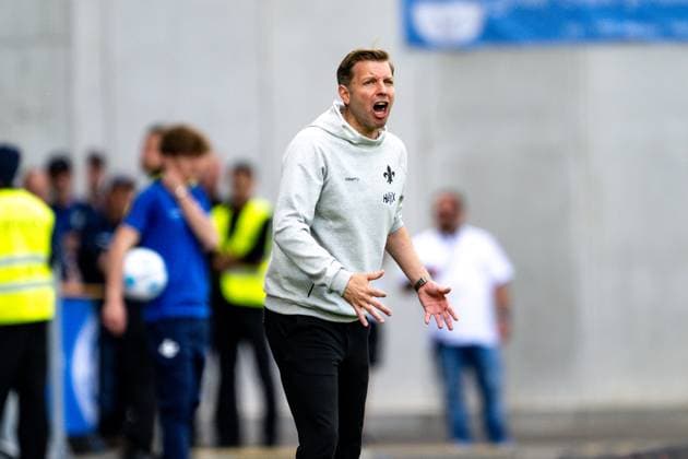 Florian Kohfeldt (SV Darmstadt 98, Trainer) gestikuliert GER, SV Darmstadt 98 vs. Hannover 96, 2. Bundesliga, Fussball, 30. Spieltag, Saison 2024 2025, 20.04.2025. DFL REGULATIONS PROHIBIT ANY USE OF PHOTOGRAPHS as IMAGE SEQUENCES and or QUASI-VIDEO. GER, SV Darmstadt 98 vs. Hannover 96, 2. Bundesliga, Fussball, 30. Spieltag, Saison 2024 2025, 20.04.2025. Darmstadt