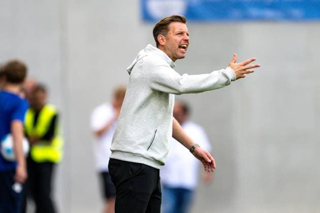 Florian Kohfeldt (SV Darmstadt 98, Trainer) gestikuliert GER, SV Darmstadt 98 vs. Hannover 96, 2. Bundesliga, Fussball, 30. Spieltag, Saison 2024 2025, 20.04.2025. DFL REGULATIONS PROHIBIT ANY USE OF PHOTOGRAPHS as IMAGE SEQUENCES and or QUASI-VIDEO. GER, SV Darmstadt 98 vs. Hannover 96, 2. Bundesliga, Fussball, 30. Spieltag, Saison 2024 2025, 20.04.2025. Darmstadt
