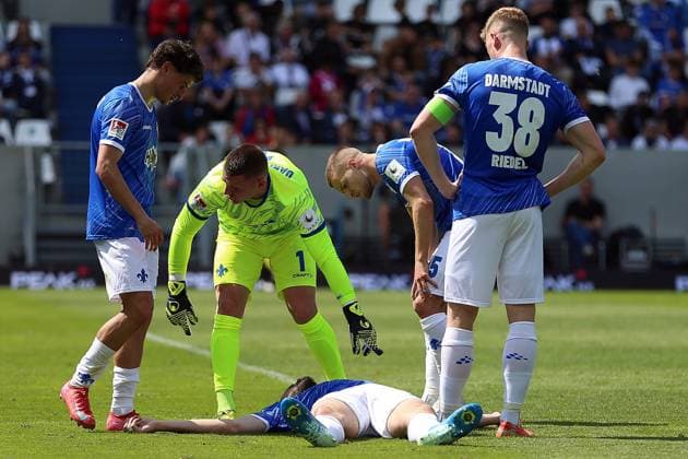 20.04.2025, xrekx, Fussball 2.Bundesliga, SV Darmstadt 98 - Hannover 96 v.l. Aleksandar Vukotic (SV Darmstadt 98) verletzt, Verletzung, Schmerz, Schmerzen, injured, injury, pain, pains Kopfverletzung (DFL DFB REGULATIONS PROHIBIT ANY USE OF PHOTOGRAPHS as IMAGE SEQUENCES and or QUASI-VIDEO) Darmstadt