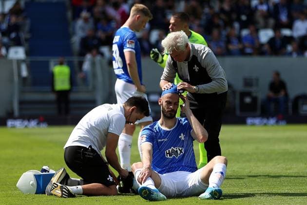 20.04.2025, xrekx, Fussball 2.Bundesliga, SV Darmstadt 98 - Hannover 96 v.l. Aleksandar Vukotic (SV Darmstadt 98) verletzt, Verletzung, Schmerz, Schmerzen, injured, injury, pain, pains Kopfverletzung, Kopfverband, Turban (DFL DFB REGULATIONS PROHIBIT ANY USE OF PHOTOGRAPHS as IMAGE SEQUENCES and or QUASI-VIDEO) Darmstadt