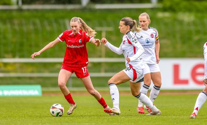 GER, Freiburg, SC Freiburg II vs FC Nürnberg, 2. Frauen Bundesliga, Fussball, DFB, Spielzeit 2024 2025, Möslestadion, 22. Spieltag, im Bild v.l.: Weena Simmen (SC Freiburg II 17), Medina DeÅ¡ić (FC Nürnberg 10) DFB DFL REGULATIONS PROHIBIT ANY USE OF PHOTOGRAPHS AS IMAGE SEQUENCES AND OR QUASI-VIDEO, 20.04.2025, Copyright: HMBxMedia HendrikxHamelau