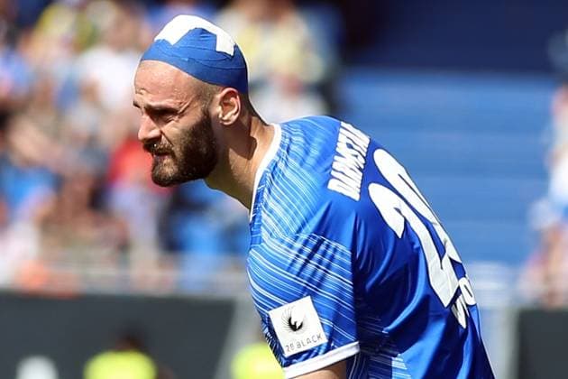 20.04.2025, xrekx, Fussball 2.Bundesliga, SV Darmstadt 98 - Hannover 96 v.l. Aleksandar Vukotic (SV Darmstadt 98) verletzt, Verletzung, Schmerz, Schmerzen, injured, injury, pain, pains Kopfverletzung, Kopfverband, Turban (DFL DFB REGULATIONS PROHIBIT ANY USE OF PHOTOGRAPHS as IMAGE SEQUENCES and or QUASI-VIDEO) Darmstadt