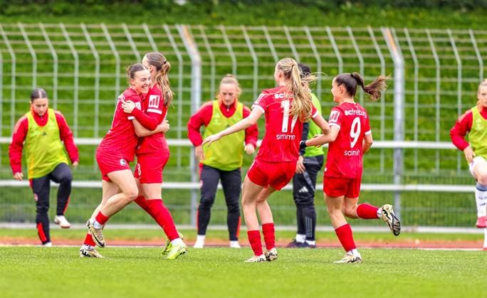 GER, Freiburg, SC Freiburg II vs FC Nürnberg, 2. Frauen Bundesliga, Fussball, DFB, Spielzeit 2024 2025, Möslestadion, 22. Spieltag, im Bild: Nora Scherer (SC Freiburg II 11) erzielt das Tor zum 1:1 und jubelt mit dem Team DFB DFL REGULATIONS PROHIBIT ANY USE OF PHOTOGRAPHS AS IMAGE SEQUENCES AND OR QUASI-VIDEO, 20.04.2025, Copyright: HMBxMedia HendrikxHamelau