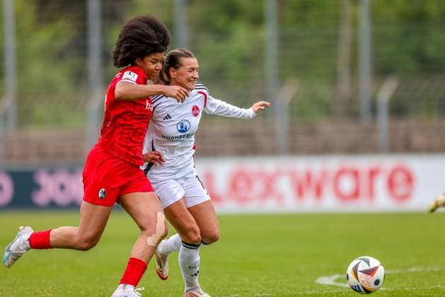 GER, Freiburg, SC Freiburg II vs FC Nürnberg, 2. Frauen Bundesliga, Fussball, DFB, Spielzeit 2024 2025, Möslestadion, 22. Spieltag, im Bild v.l.: Zweikampf zwischen Victoria Ezebinyuo (SC Freiburg II 25) und Medina DeÅ¡ić (FC Nürnberg 10) DFB DFL REGULATIONS PROHIBIT ANY USE OF PHOTOGRAPHS AS IMAGE SEQUENCES AND OR QUASI-VIDEO, 20.04.2025, Copyright: HMBxMedia HendrikxHamelau