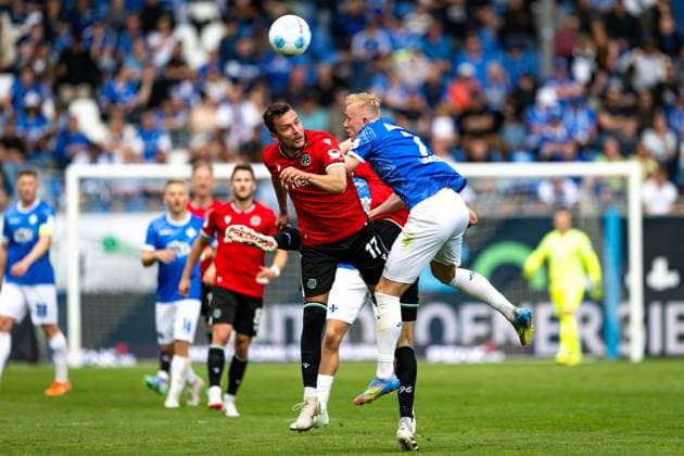 Bartlomiej Wdowik (Hannover 96, 17) im Zweikampf mit Isac Lidberg (SV Darmstadt 98, 07), GER, SV Darmstadt 98 vs. Hannover 96, 2. Bundesliga, Fussball, 30. Spieltag, Saison 2024 2025, 20.04.2025. DFL REGULATIONS PROHIBIT ANY USE OF PHOTOGRAPHS as IMAGE SEQUENCES and or QUASI-VIDEO. GER, SV Darmstadt 98 vs. Hannover 96, 2. Bundesliga, Fussball, 30. Spieltag, Saison 2024 2025, 20.04.2025. Darmstadt