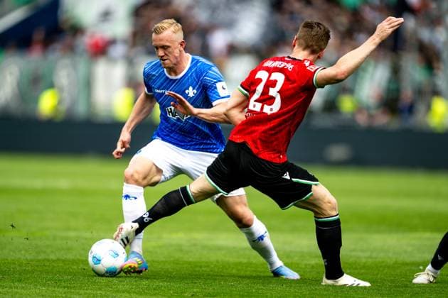 Isac Lidberg (SV Darmstadt 98, 07) im Zweikampf mit Marcel Halstenberg (Hannover 96, 23), GER, SV Darmstadt 98 vs. Hannover 96, 2. Bundesliga, Fussball, 30. Spieltag, Saison 2024 2025, 20.04.2025. DFL REGULATIONS PROHIBIT ANY USE OF PHOTOGRAPHS as IMAGE SEQUENCES and or QUASI-VIDEO. GER, SV Darmstadt 98 vs. Hannover 96, 2. Bundesliga, Fussball, 30. Spieltag, Saison 2024 2025, 20.04.2025. Darmstadt