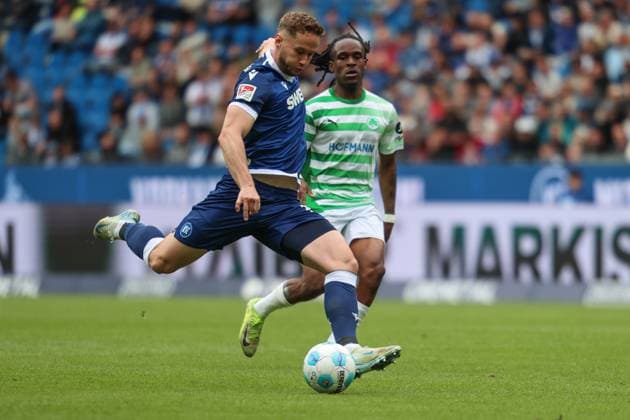 Christoph Kobald (Karlsruher SC, 22) mit Torschuss Noel Futkeu (SpVgg Greuther Fuerth, 09), Karlsruher SC vs. SpVgg Greuther Fuerth, 2. Bundesliga, 30. Spieltag, 2024 2025, 20.04.2025, DFL REGULATIONS PROHIBIT ANY USE OF PHOTOGRAPHS AS IMAGE SEQUENCES AND OR QUASI-VIDEO, Karlsruher SC vs. SpVgg Greuther Fuerth, 2. Bundesliga, 30. Spieltag, 2024 2025, 20.04.2025 Karlsruhe